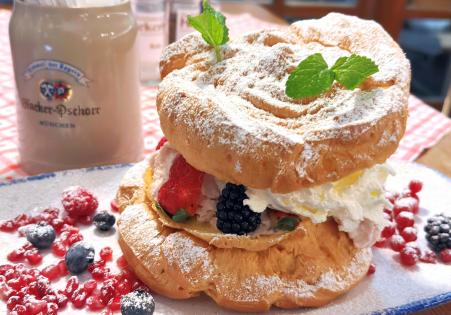 Der neue Trend am Kuchenhimmel: Riesen-Windbeutel statt Kaffee mit Kuchen